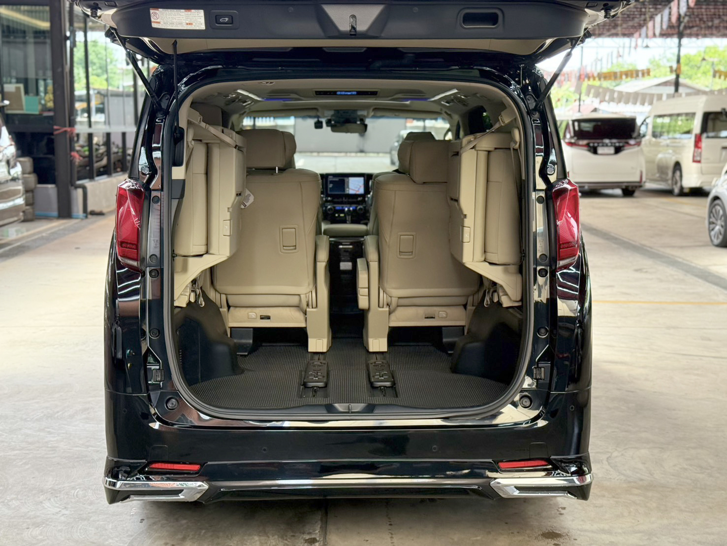TOYOTA ALPHARD 2.5 HYBRID E-FOUR 2023