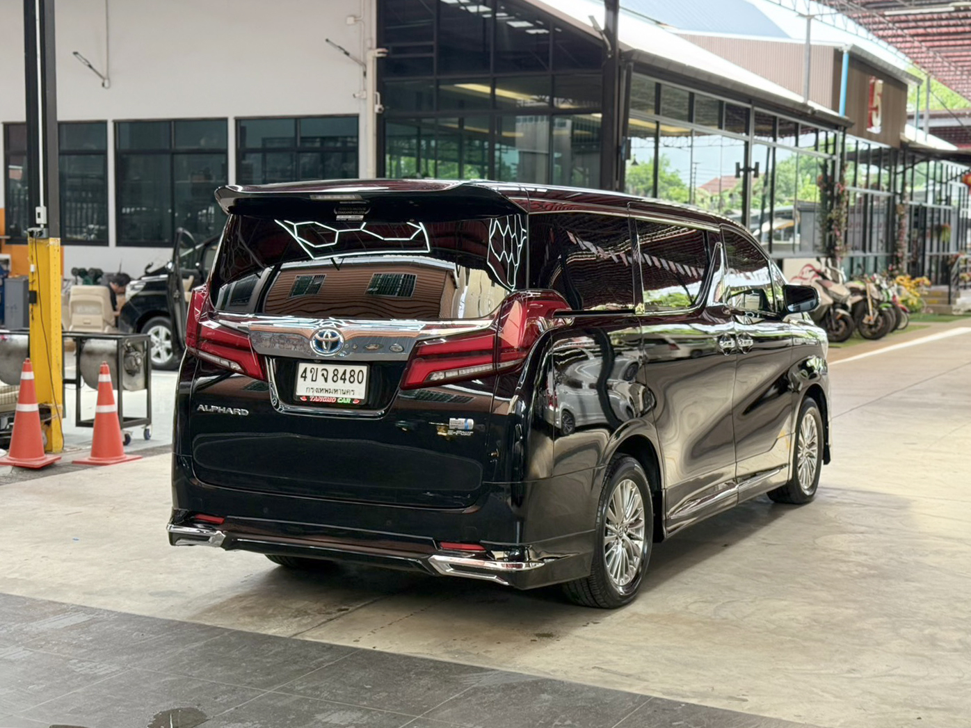 TOYOTA ALPHARD 2.5 HYBRID E-FOUR 2023