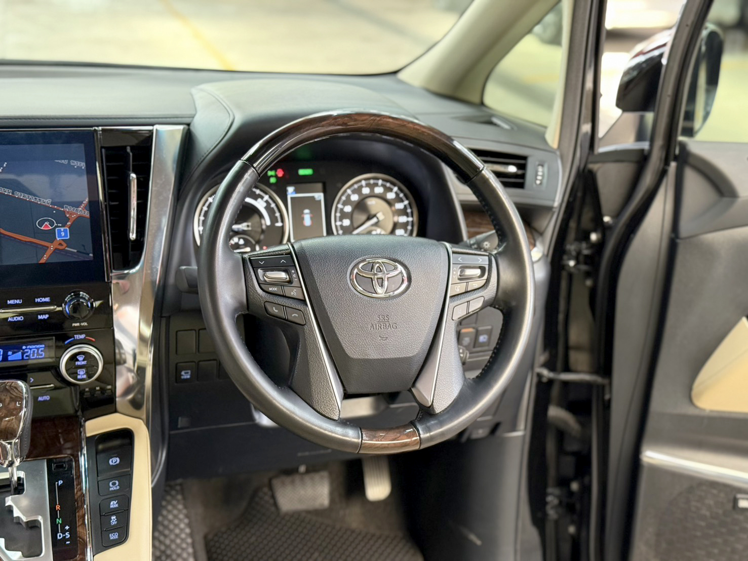 TOYOTA ALPHARD 2.5 HYBRID E-FOUR 2023