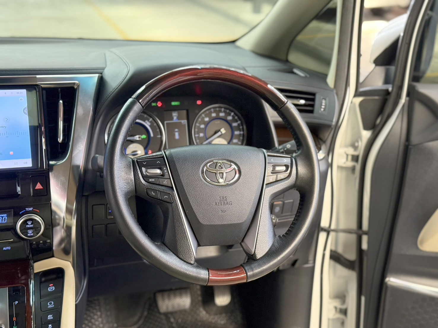 TOYOTA ALPHARD 2.5 HYBRID 2017