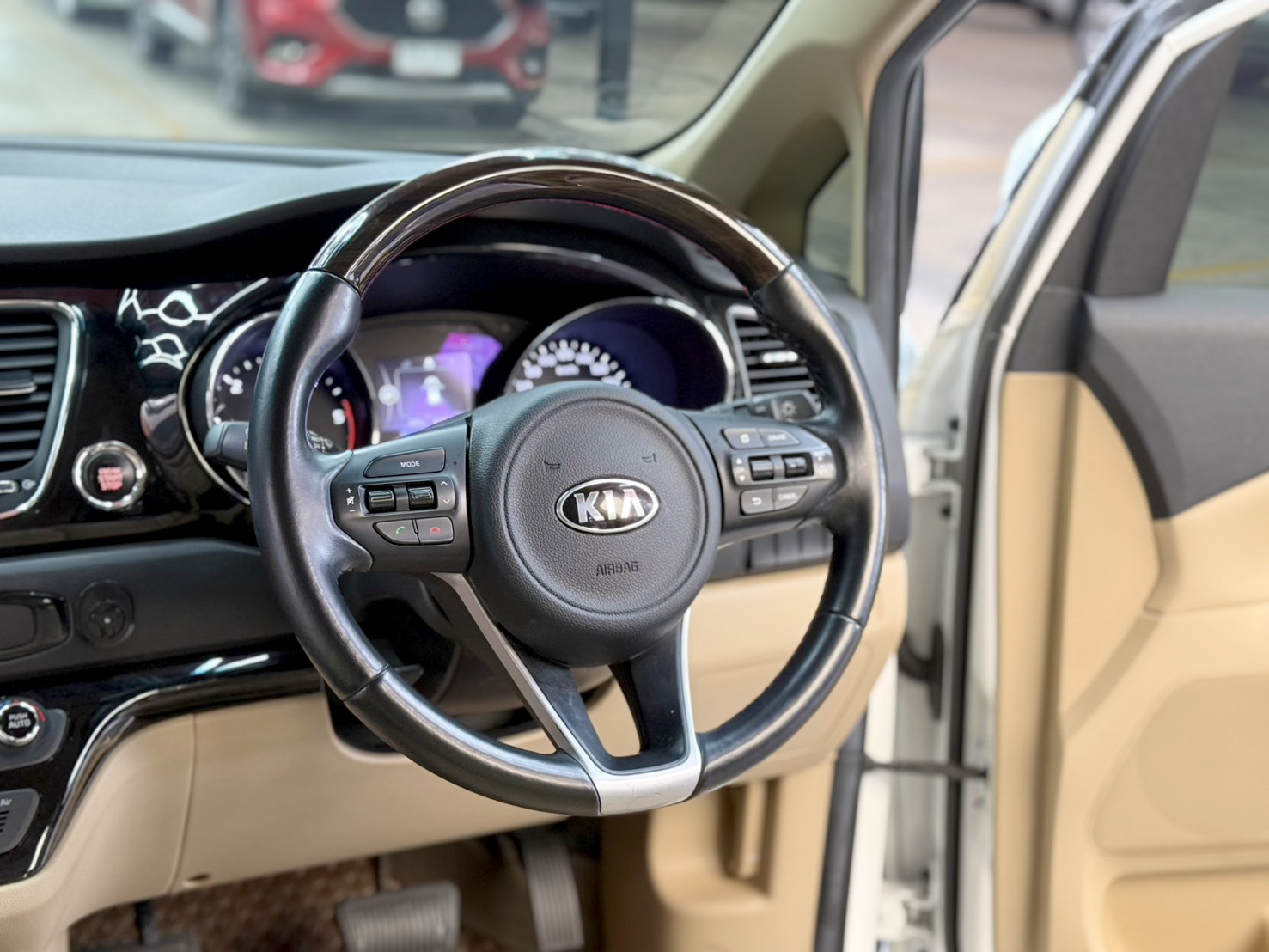 KIA GRAND CARNIVAL 2.2 EX 2017