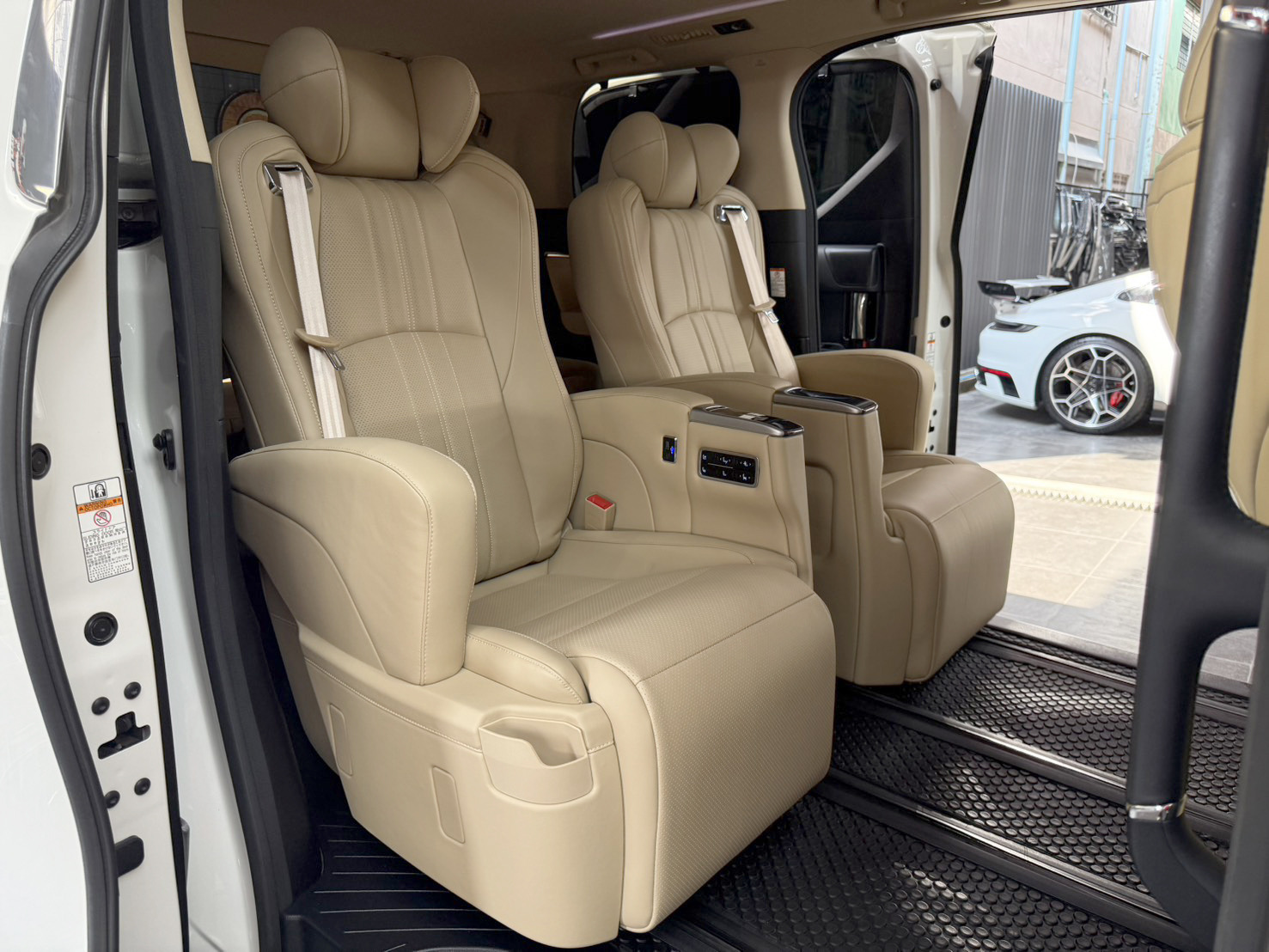 TOYOTA ALPHARD 2.5 HYBRID E-FOUR 2016