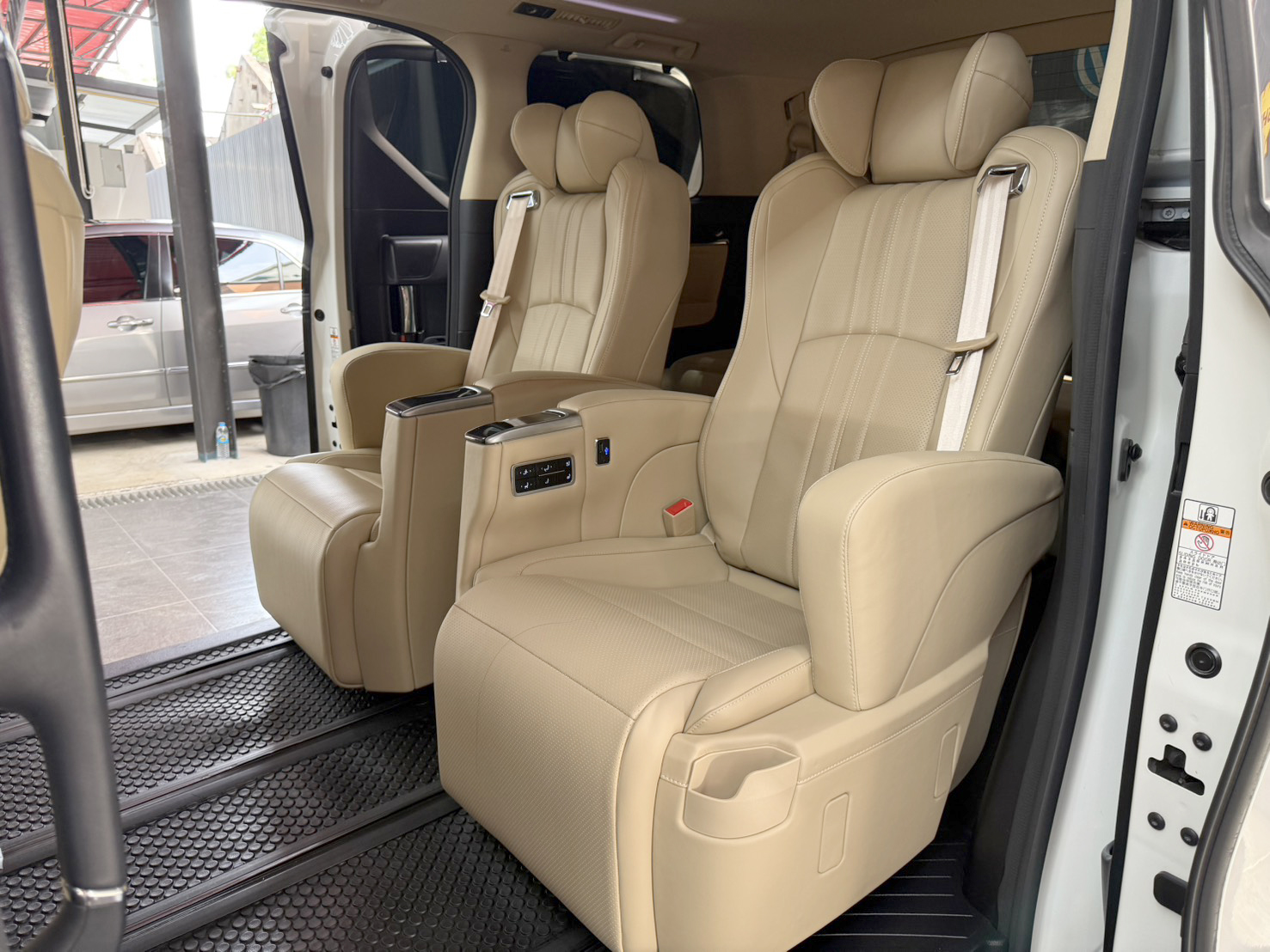 TOYOTA ALPHARD 2.5 HYBRID E-FOUR 2016
