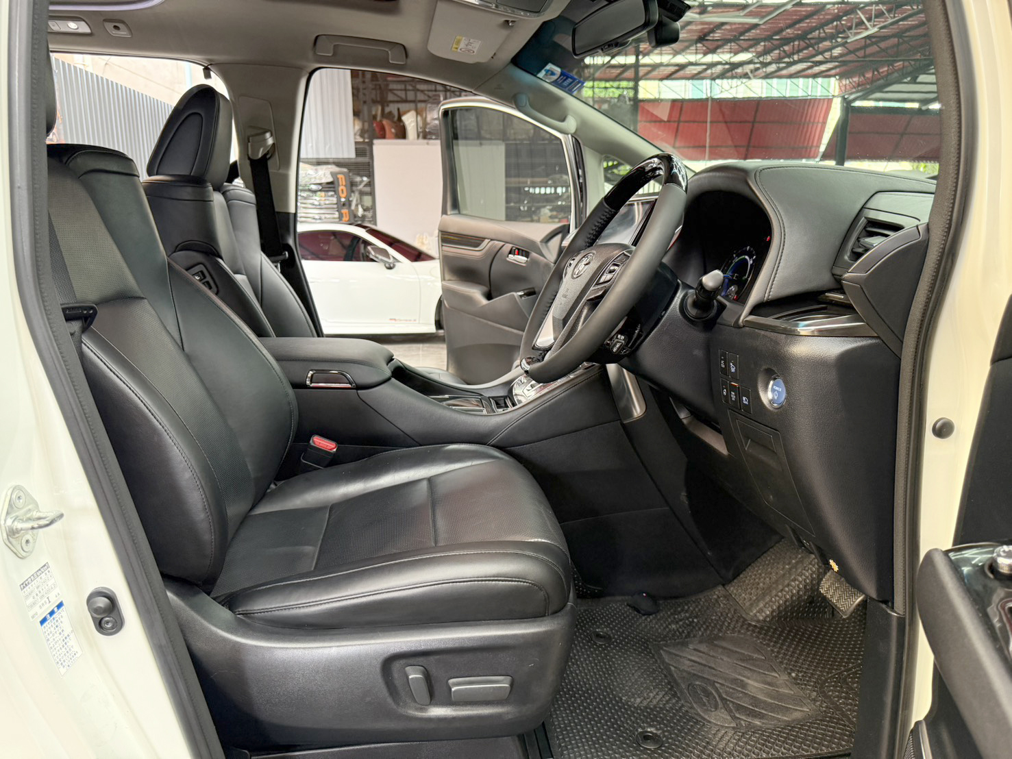TOYOTA ALPHARD 2.5 HYBRID E-FOUR 2015