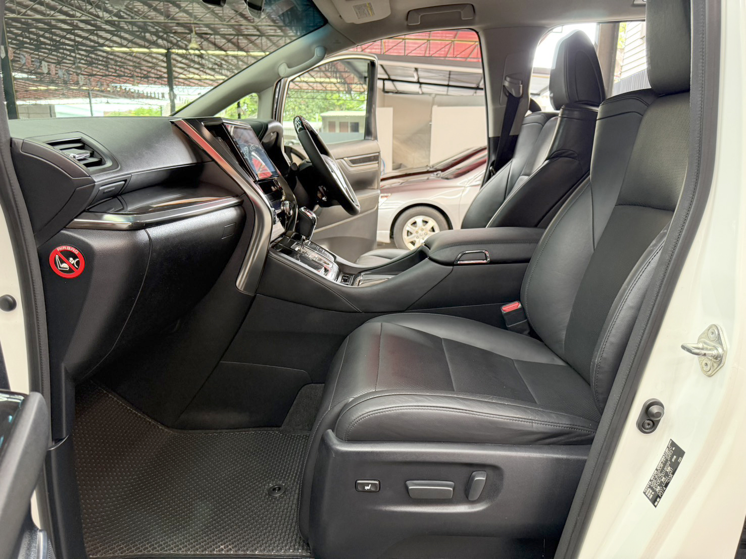 TOYOTA ALPHARD 2.5 HYBRID E-FOUR 2015