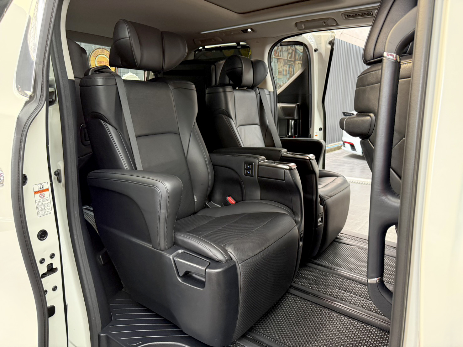 TOYOTA ALPHARD 2.5 HYBRID E-FOUR 2015