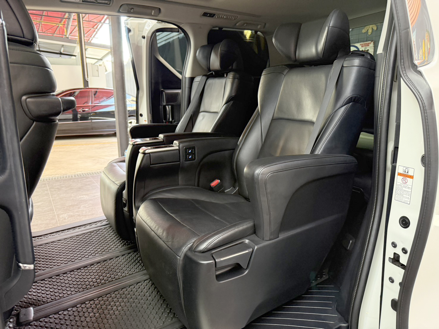 TOYOTA ALPHARD 2.5 SR-C HYBRID