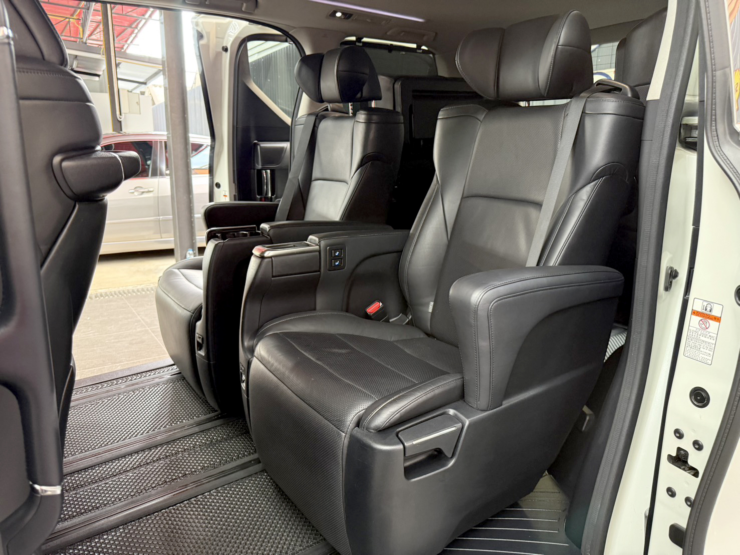 TOYOTA ALPHARD 2.5 HYBRID E-FOUR 2015