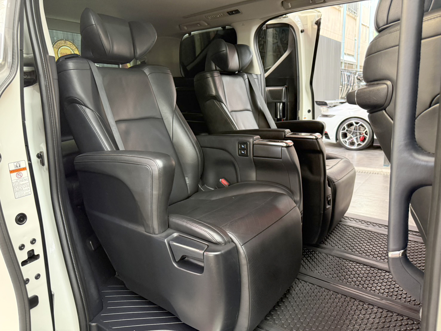 TOYOTA ALPHARD 2.5 SR-C HYBRID