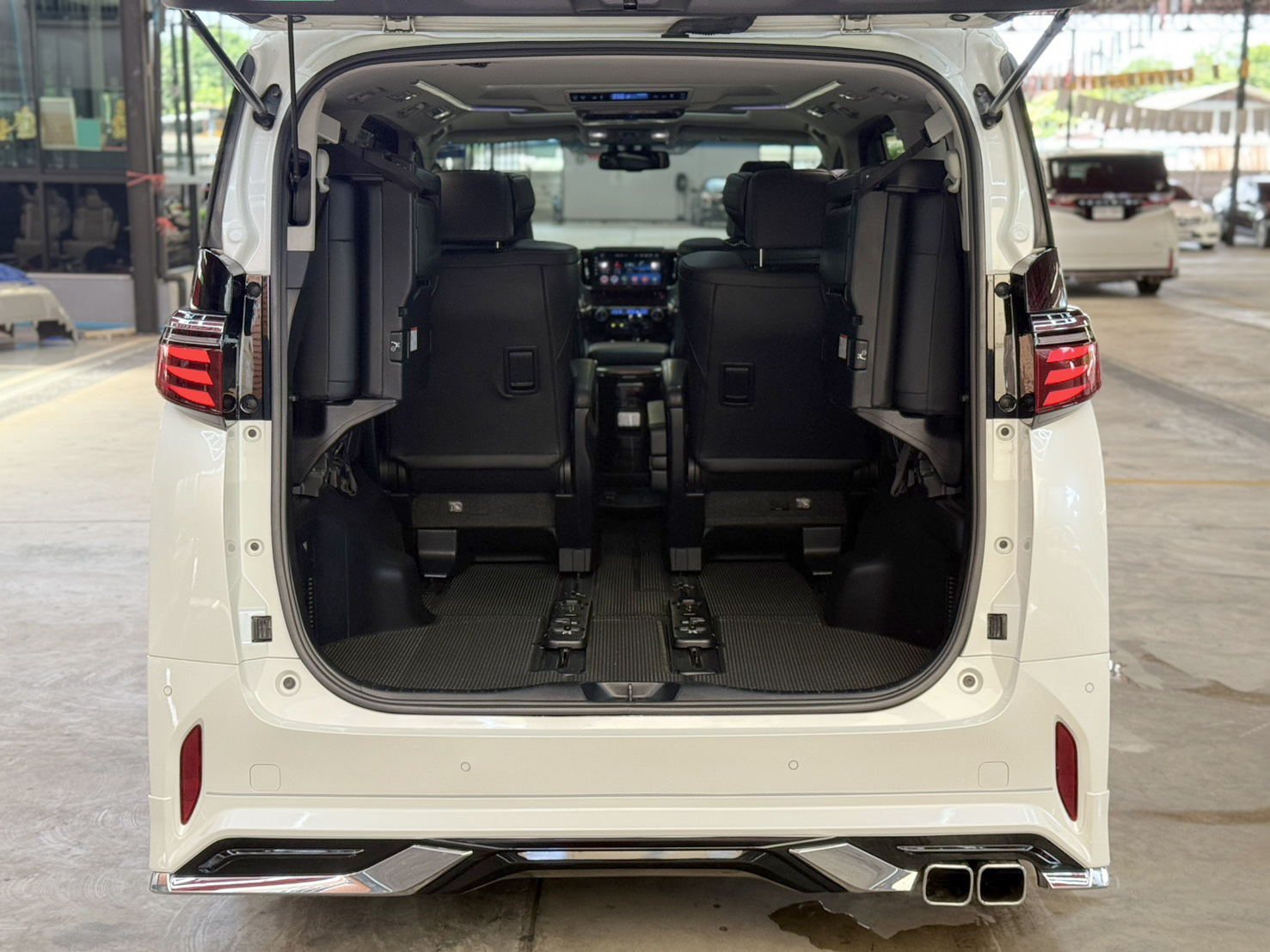 TOYOTA ALPHARD 2.5 HYBRID E-FOUR 2015