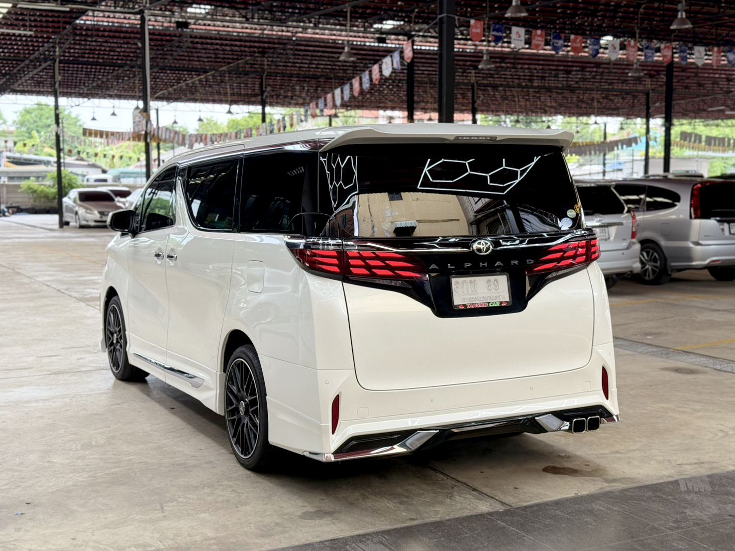 TOYOTA ALPHARD 2.5 HYBRID E-FOUR 2016