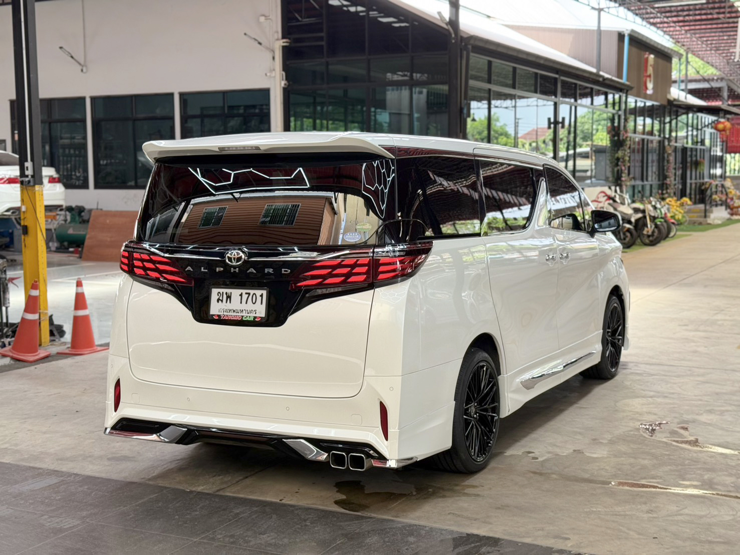 TOYOTA ALPHARD 2.5 HYBRID E-FOUR 2015