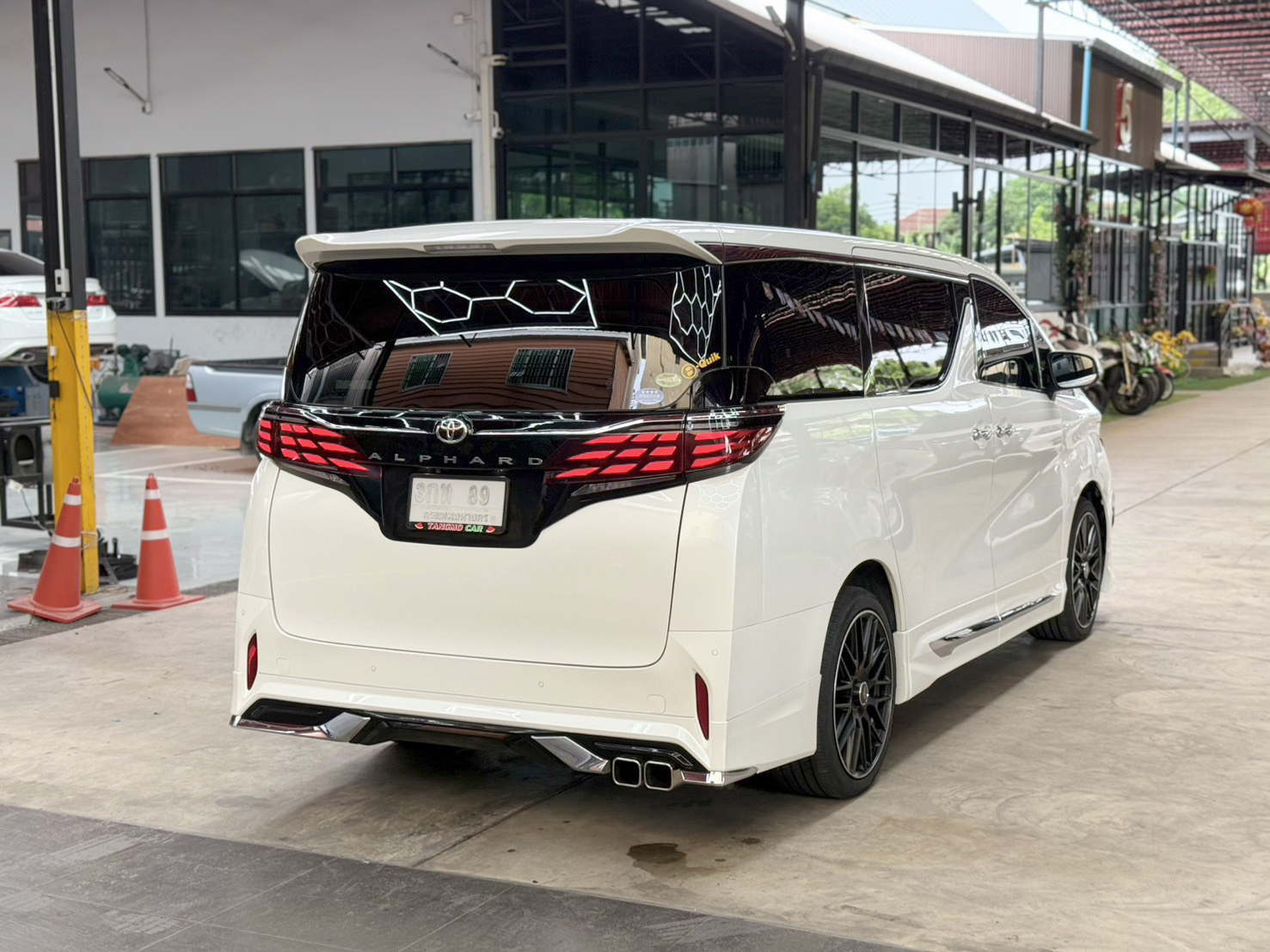 TOYOTA ALPHARD 2.5 HYBRID E-FOUR 2016
