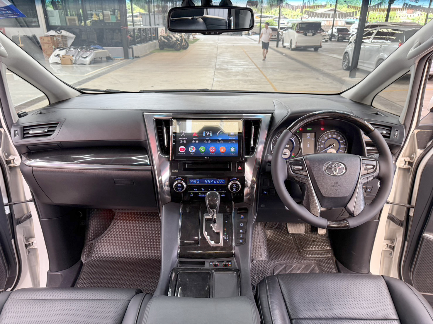 TOYOTA ALPHARD 2.5 HYBRID E-FOUR 2015