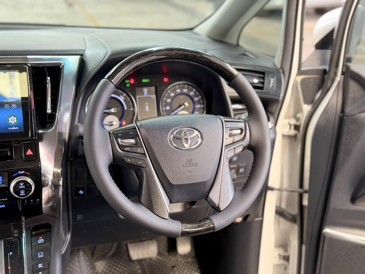 TOYOTA ALPHARD 2.5 HYBRID E-FOUR 2015