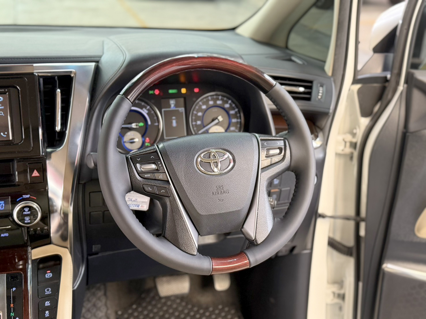 TOYOTA ALPHARD 2.5 HYBRID E-FOUR 2016