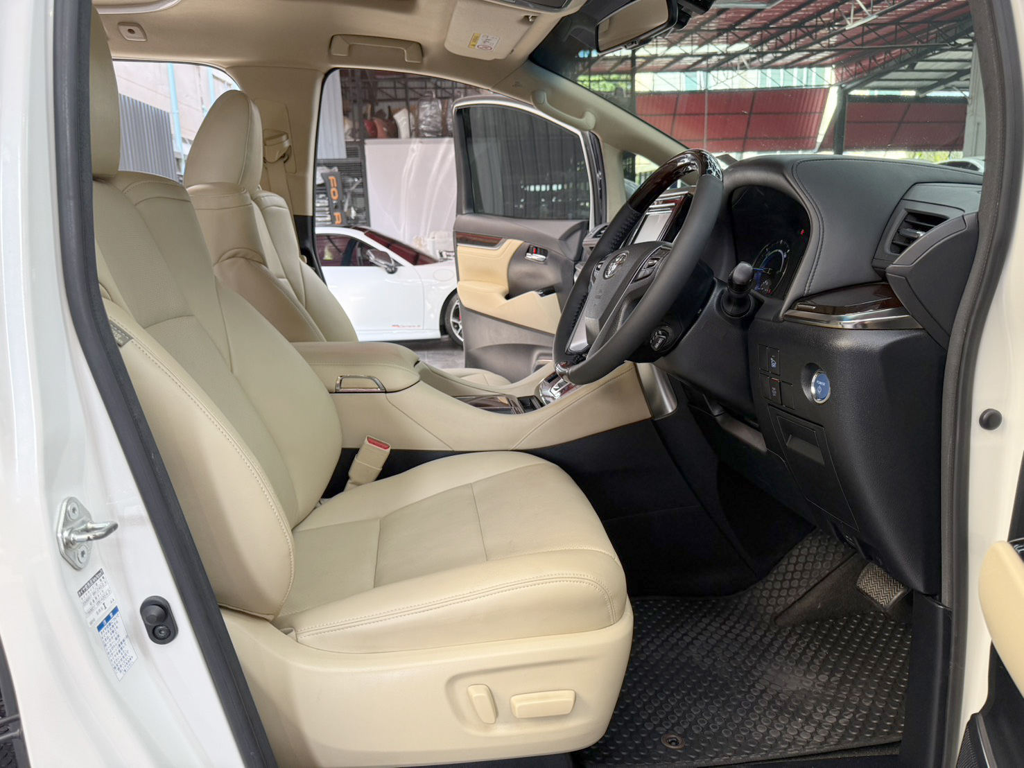 TOYOTA ALPHARD 2.5 HYBRID E-FOUR 2016