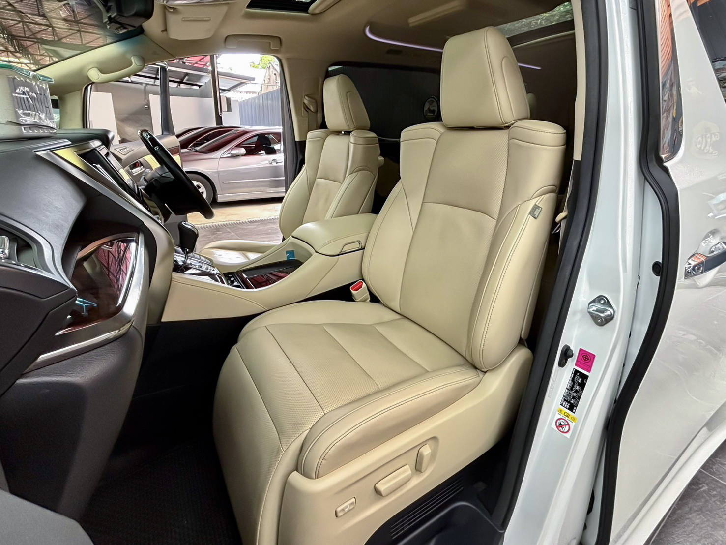 TOYOTA ALPHARD 2.5 HYBRID 2018