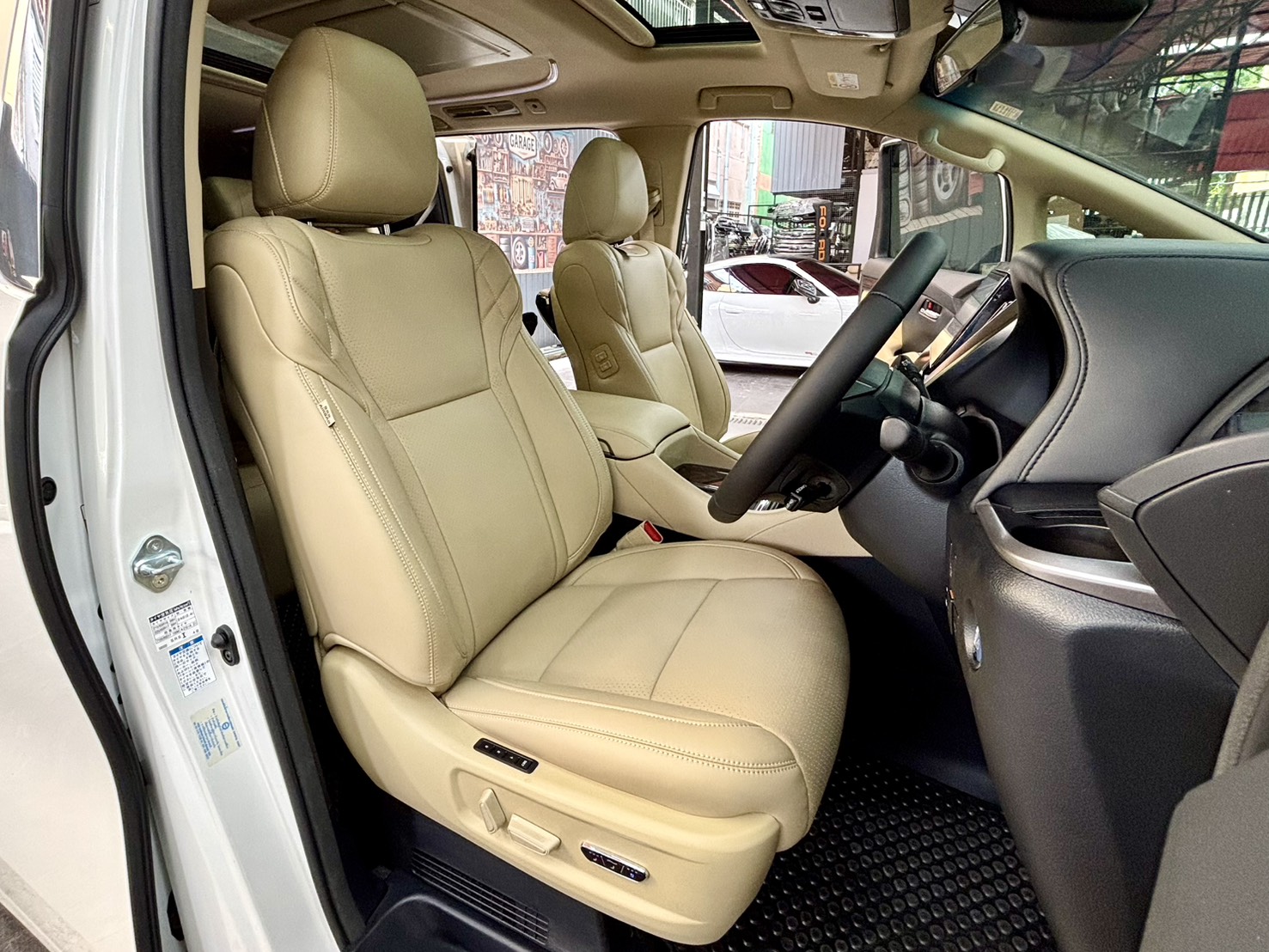 TOYOTA ALPHARD 2.5  HYBRID E-FOUR 2019