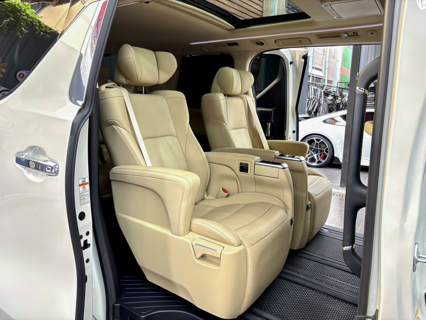 TOYOTA ALPHARD 2.5 HYBRID 2018