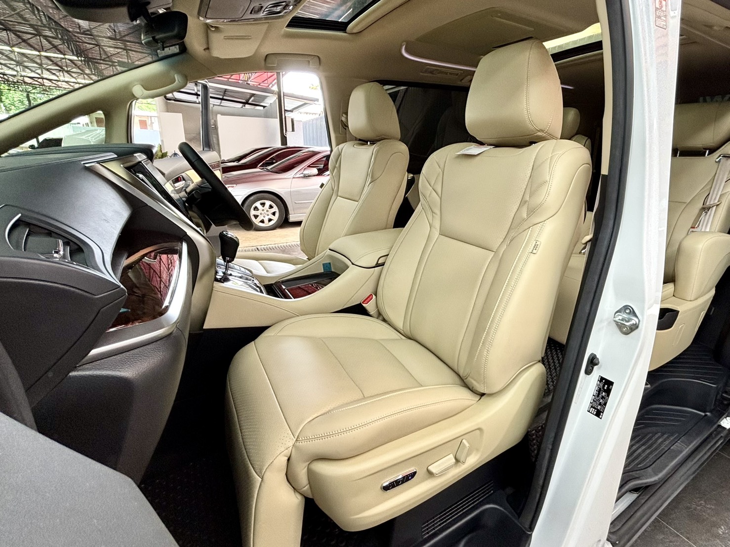TOYOTA ALPHARD 2.5  HYBRID E-FOUR 2019