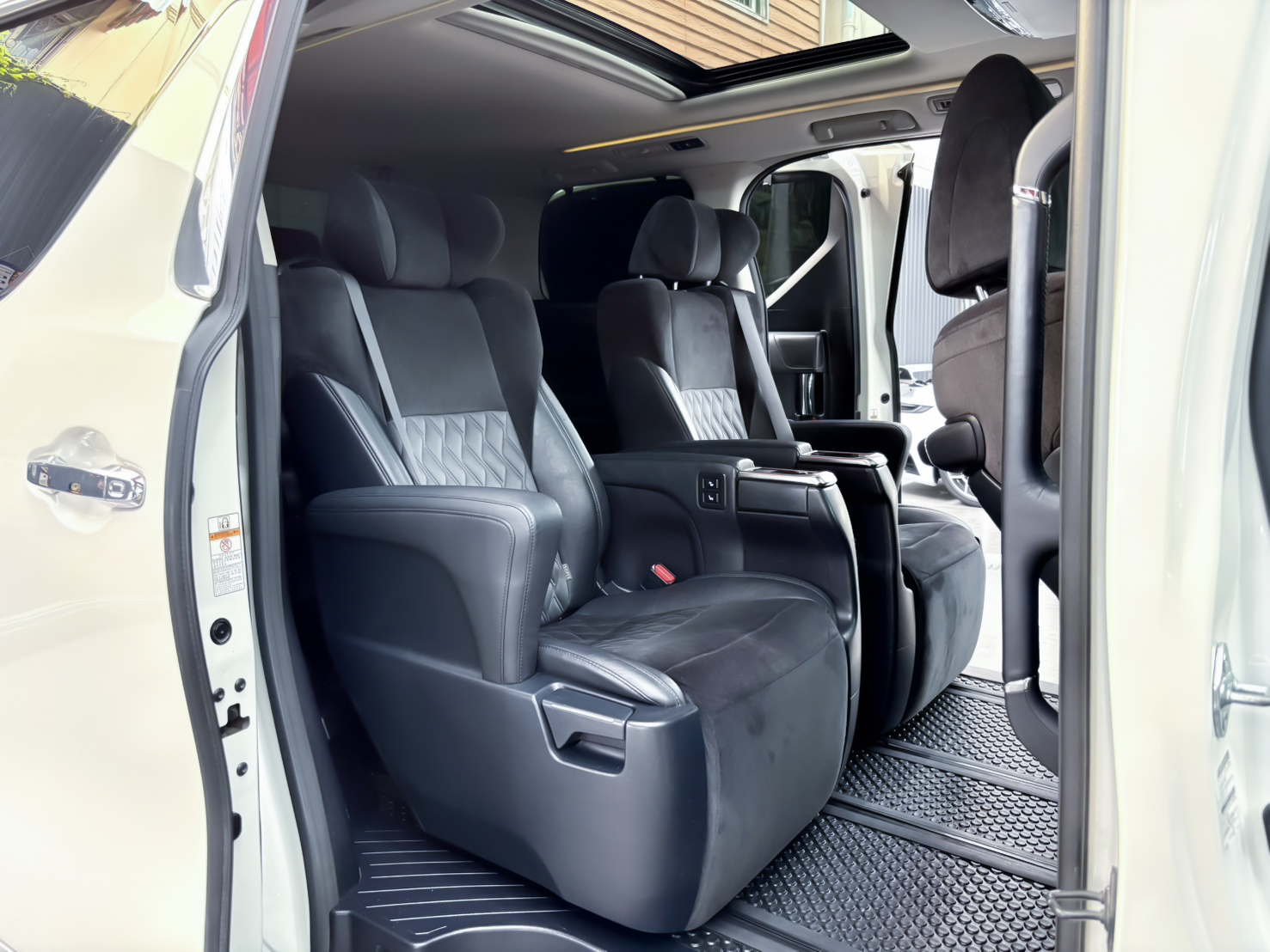 TOYOTA ALPHARD 2.5 HYBRID 2018