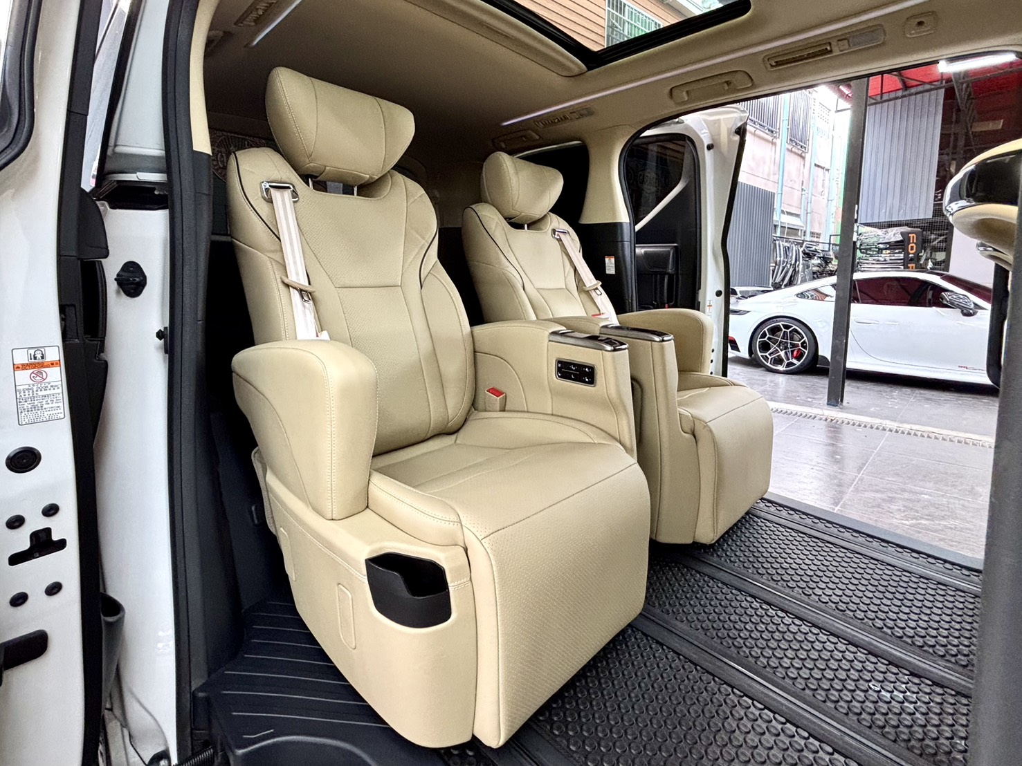 TOYOTA ALPHARD 2.5  HYBRID E-FOUR 2019