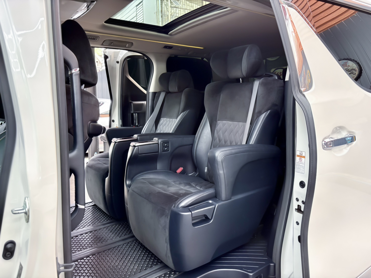 TOYOTA ALPHARD 2.5 HYBRID 2018