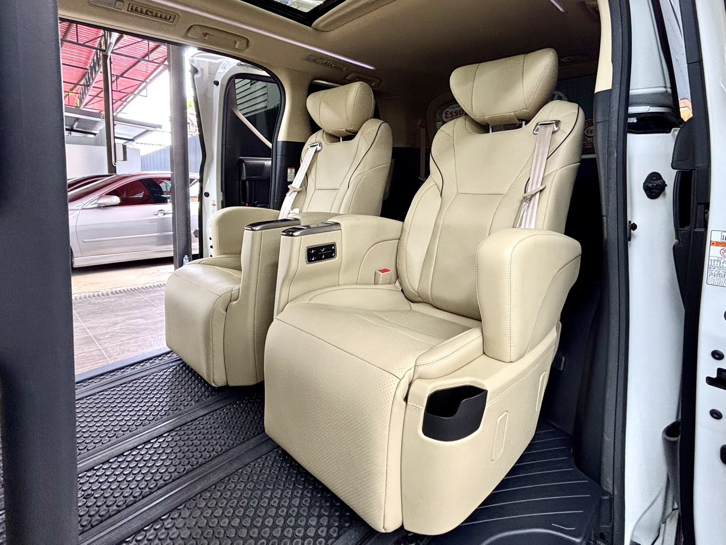 TOYOTA ALPHARD 2.5  HYBRID E-FOUR 2019