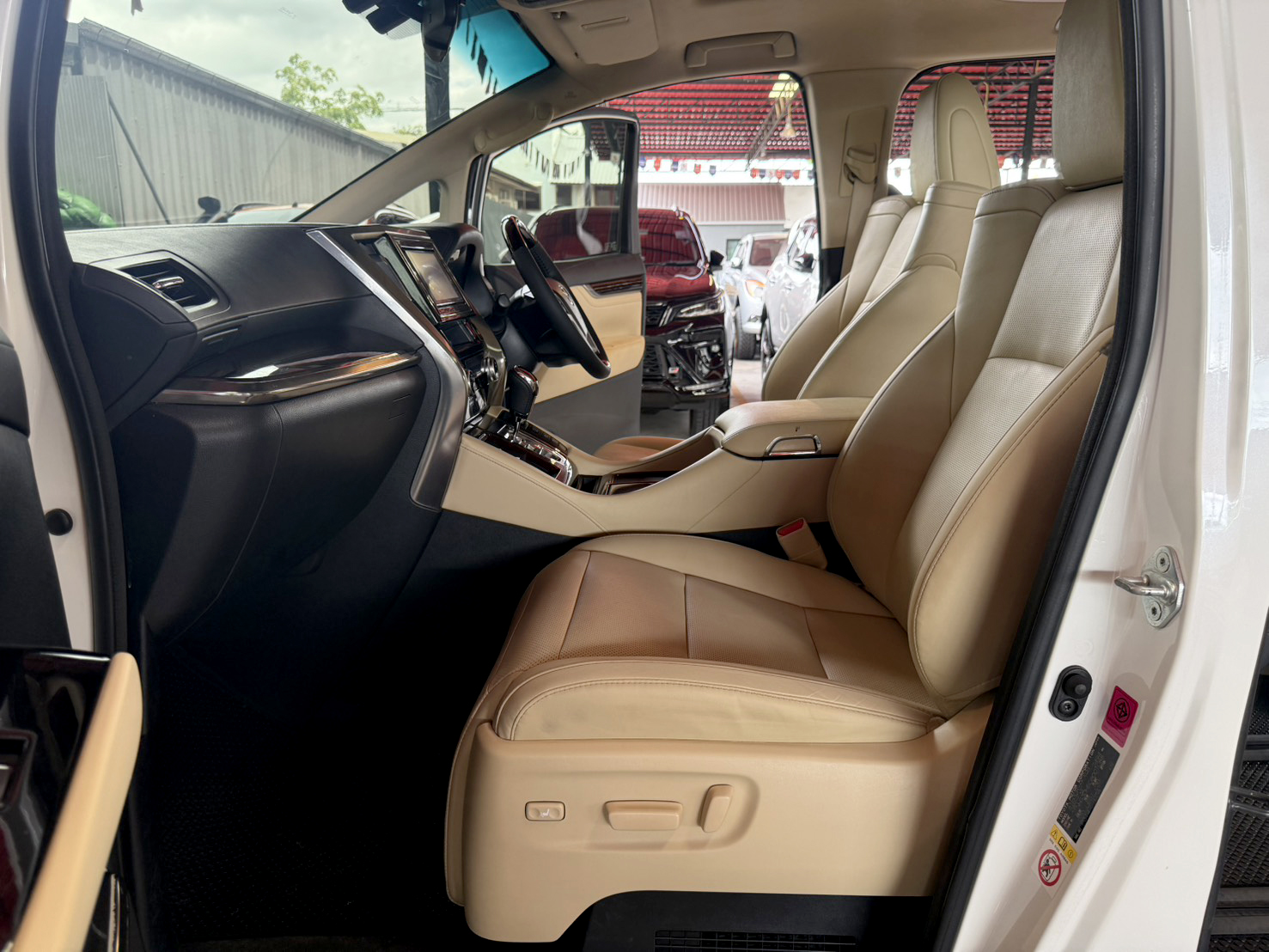 TOYOTA ALPHARD 2.5 HYBRID 2017