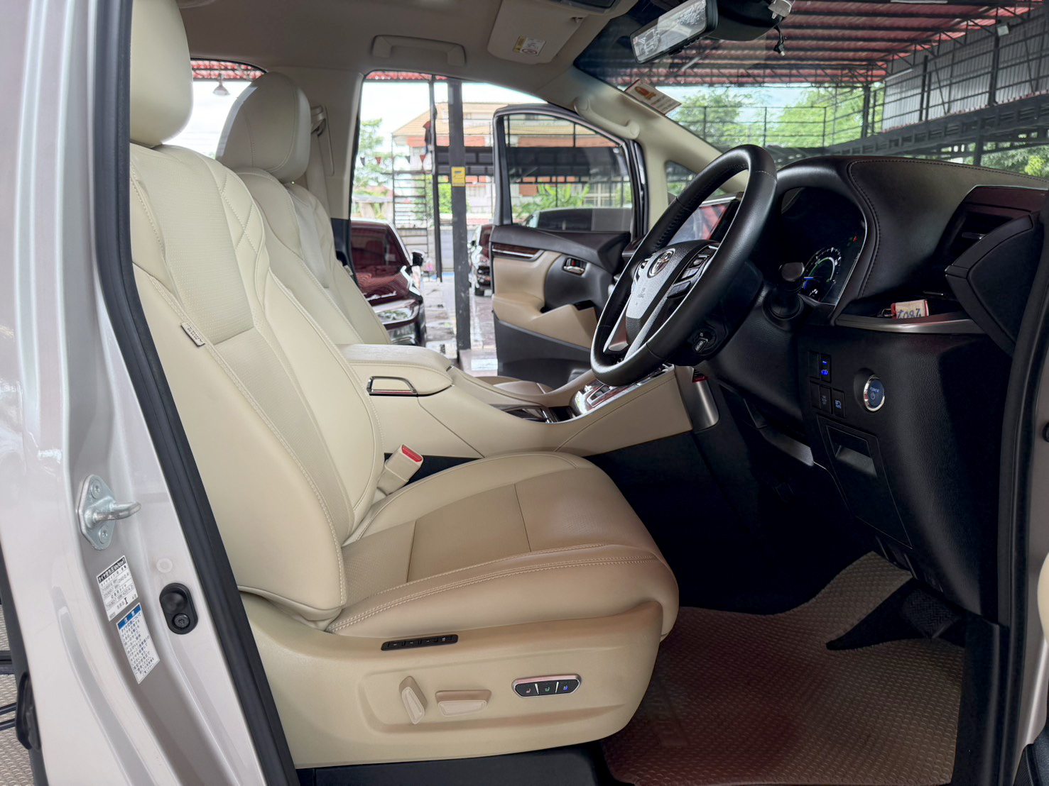 TOYOTA ALPHARD 2.5 HYBRID E-FOUR 2021
