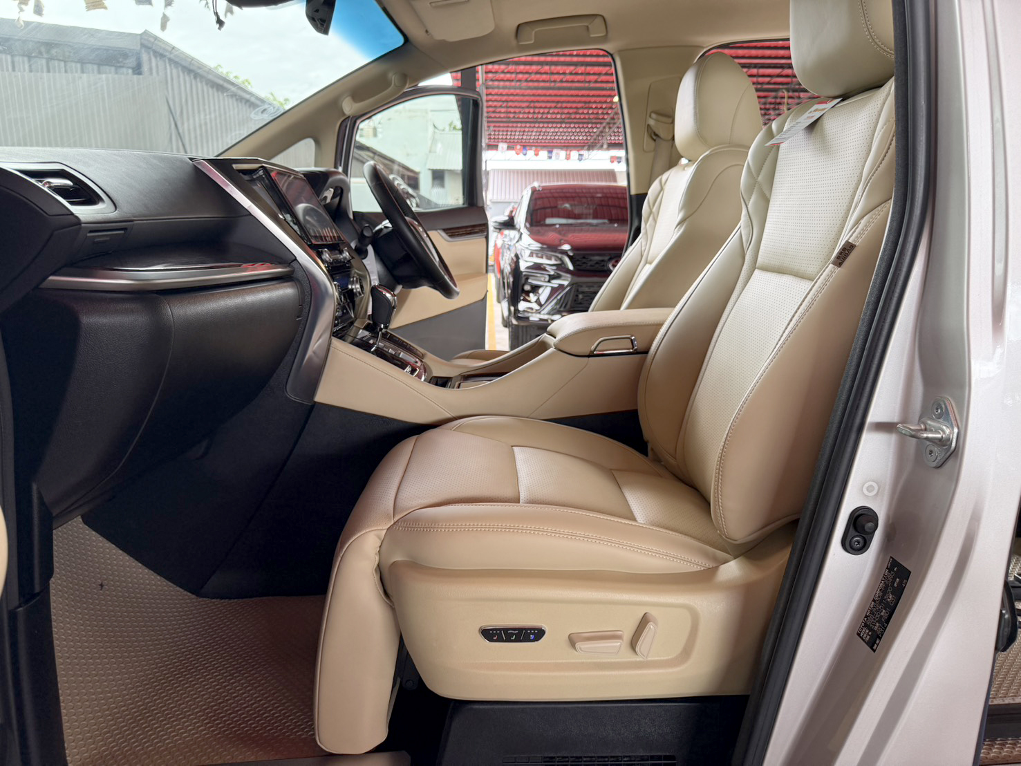 TOYOTA ALPHARD 2.5 HYBRID E-FOUR 2021