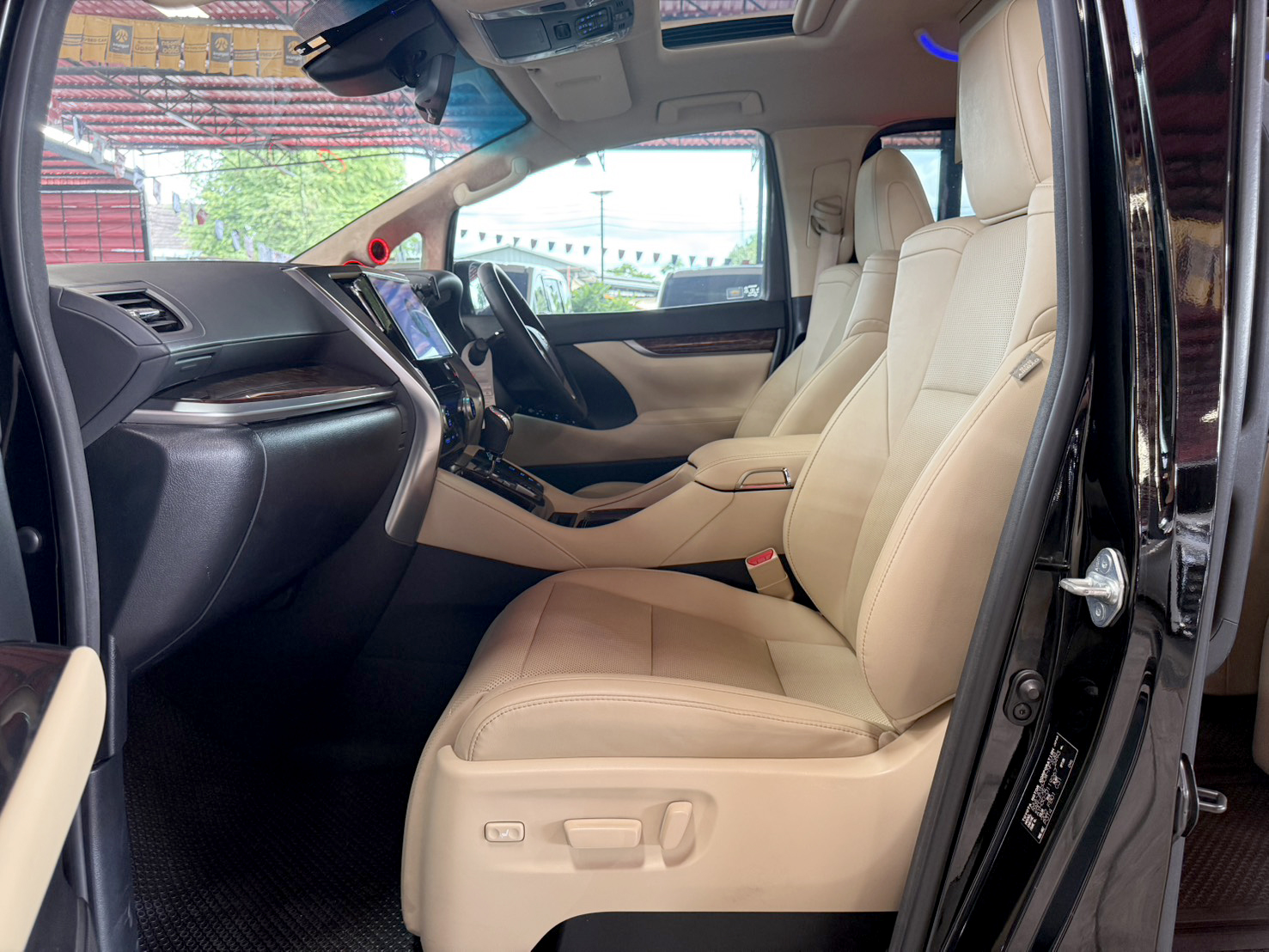 TOYOTA VELLFIRE 2.5 HYBRID E-FOUR 2021