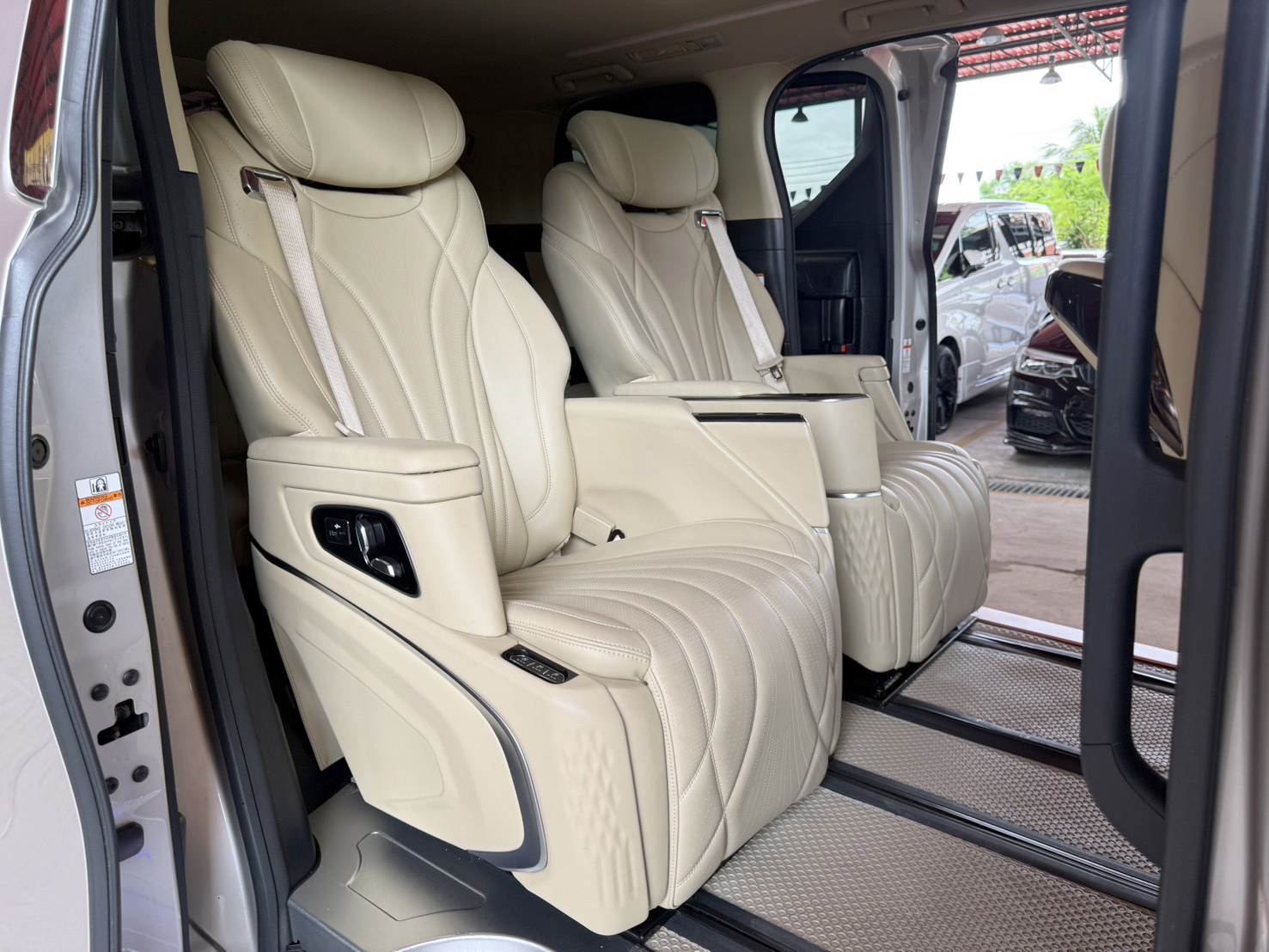 TOYOTA ALPHARD 2.5 HYBRID E-FOUR 2021