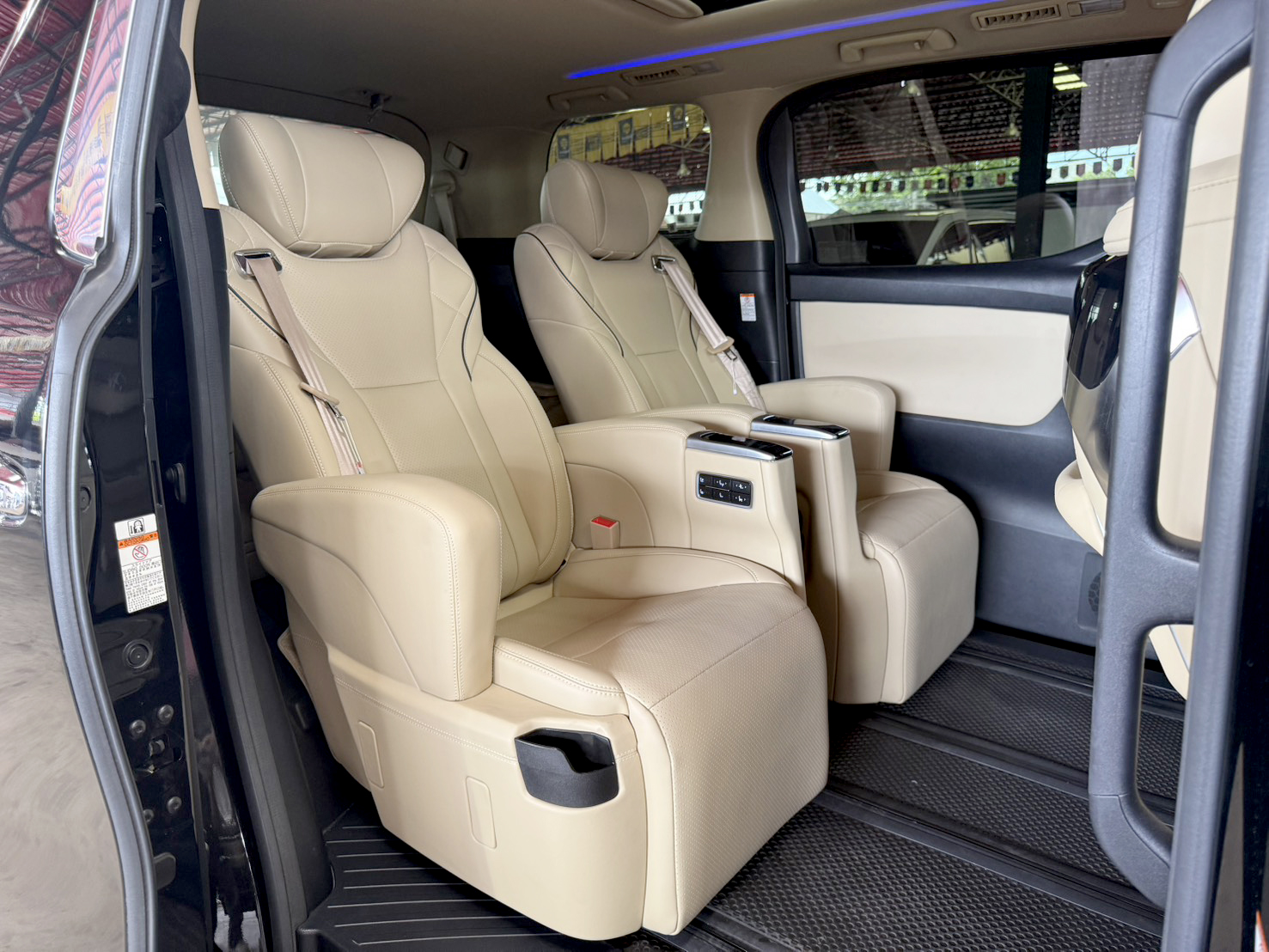 TOYOTA VELLFIRE 2.5 HYBRID E-FOUR 2021