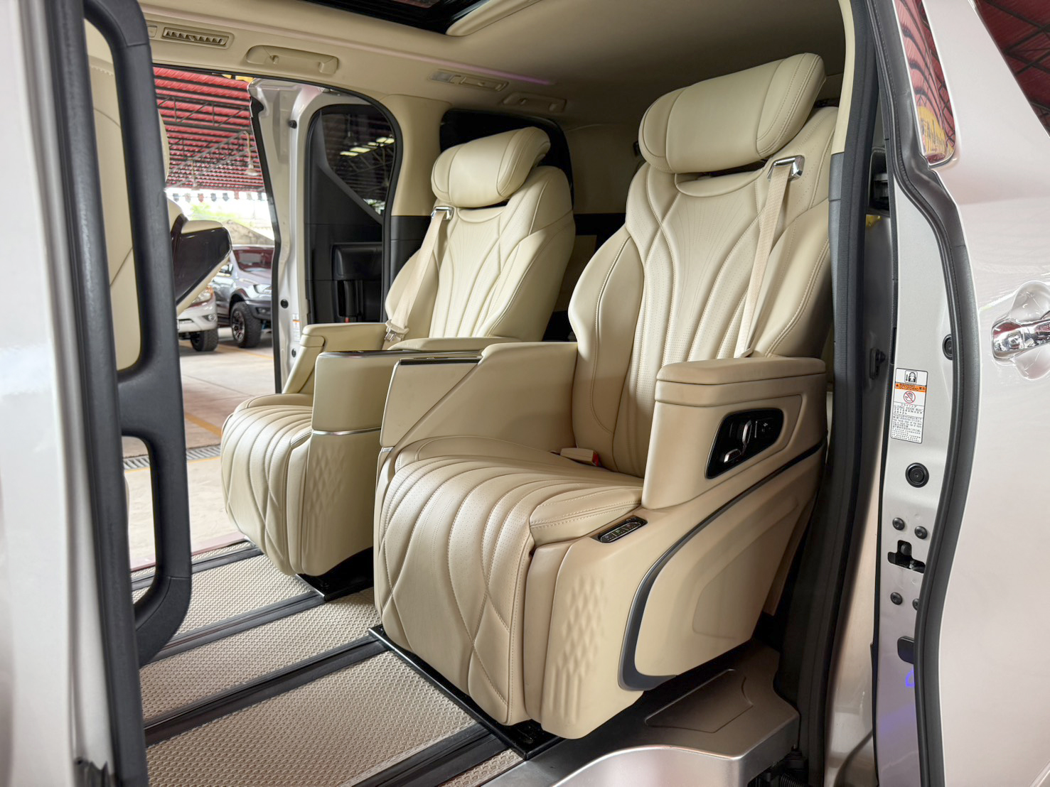 TOYOTA ALPHARD 2.5 HYBRID E-FOUR 2021