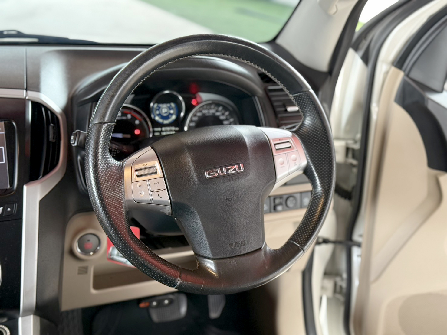 ISUZU MU-X 1.9 DVD Navi DA 2017