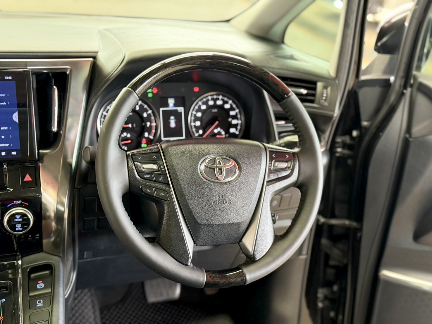 TOYOTA ALPHARD 2.5 SC PACKAGE 2017