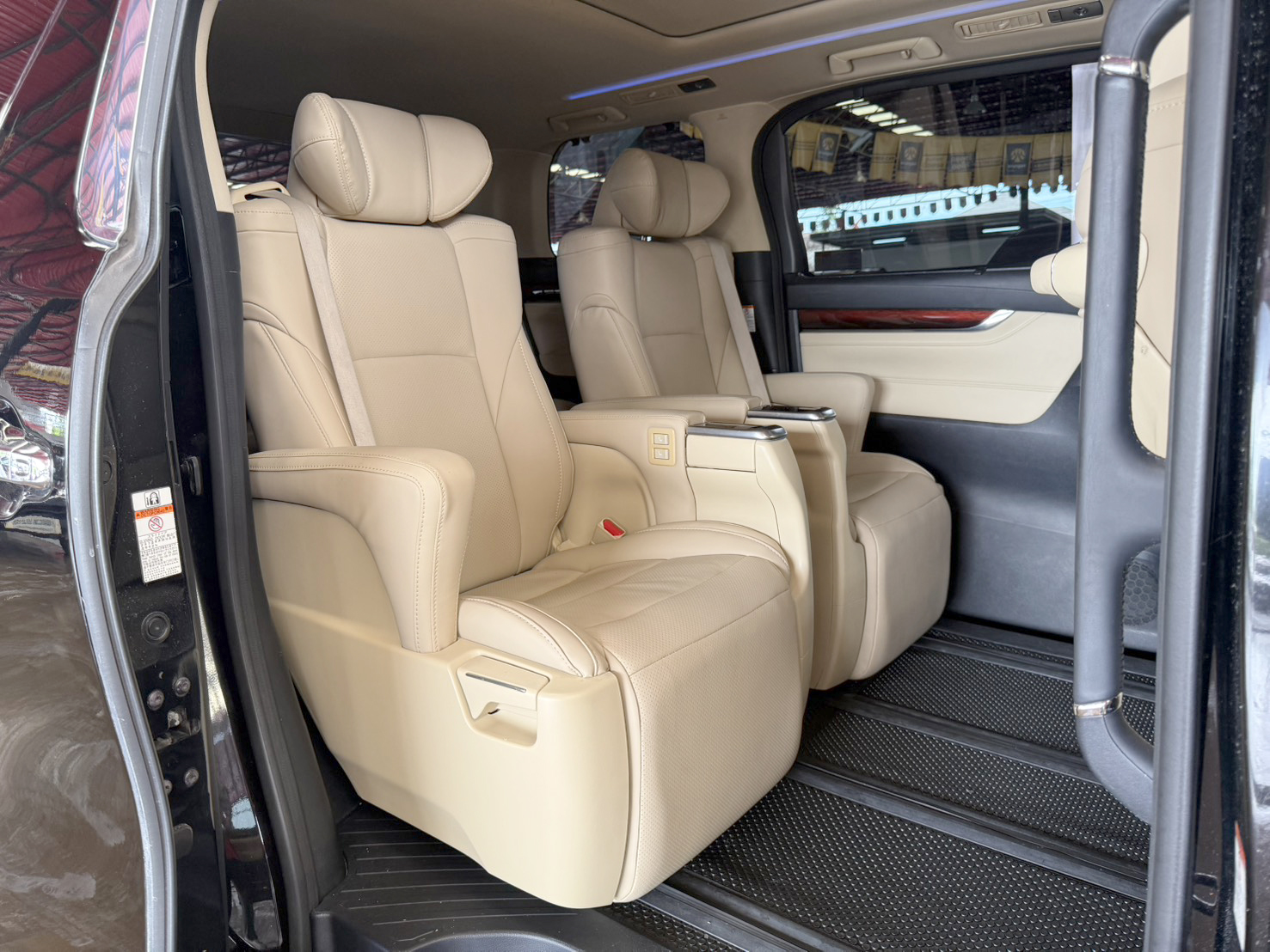 TOYOTA ALPHARD 2.5 HYBRID 2015