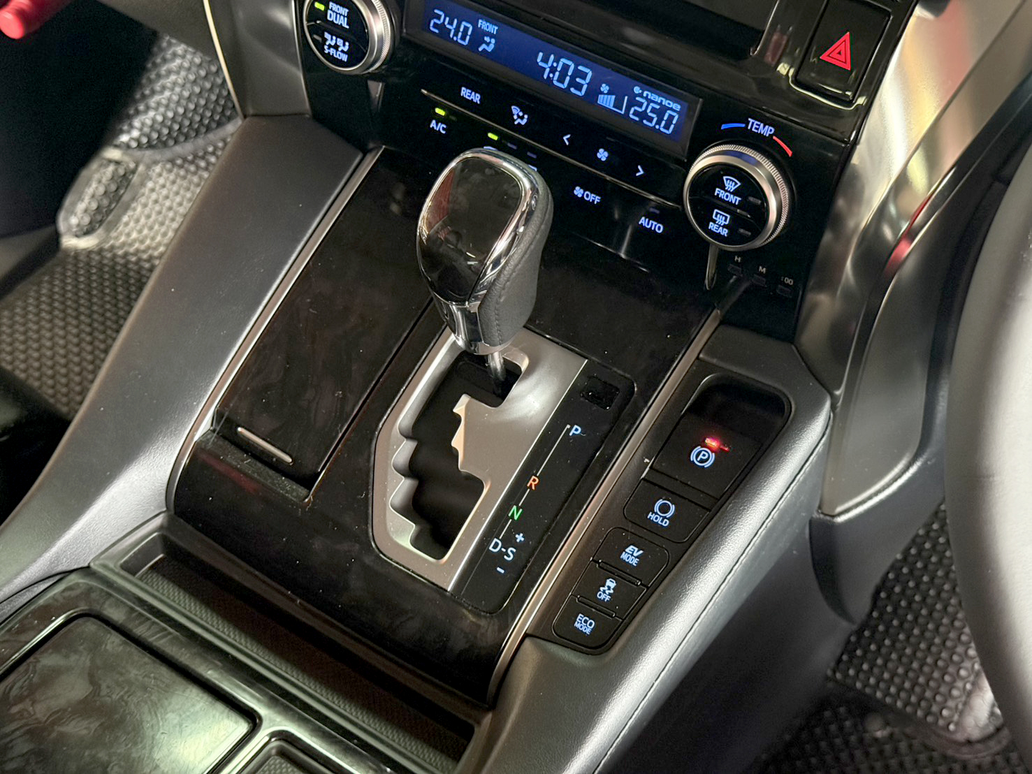 TOYOTA ALPHARD 2.5 HYBRID E-FOUR 2022
