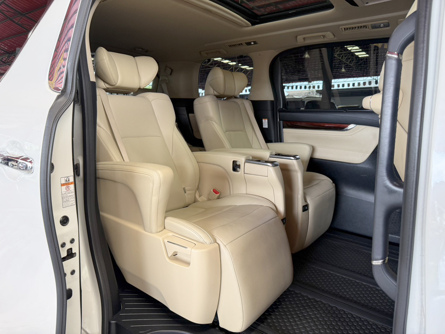 TOYOTA ALPHARD 2.5 HYBRID E-FOUR 2018
