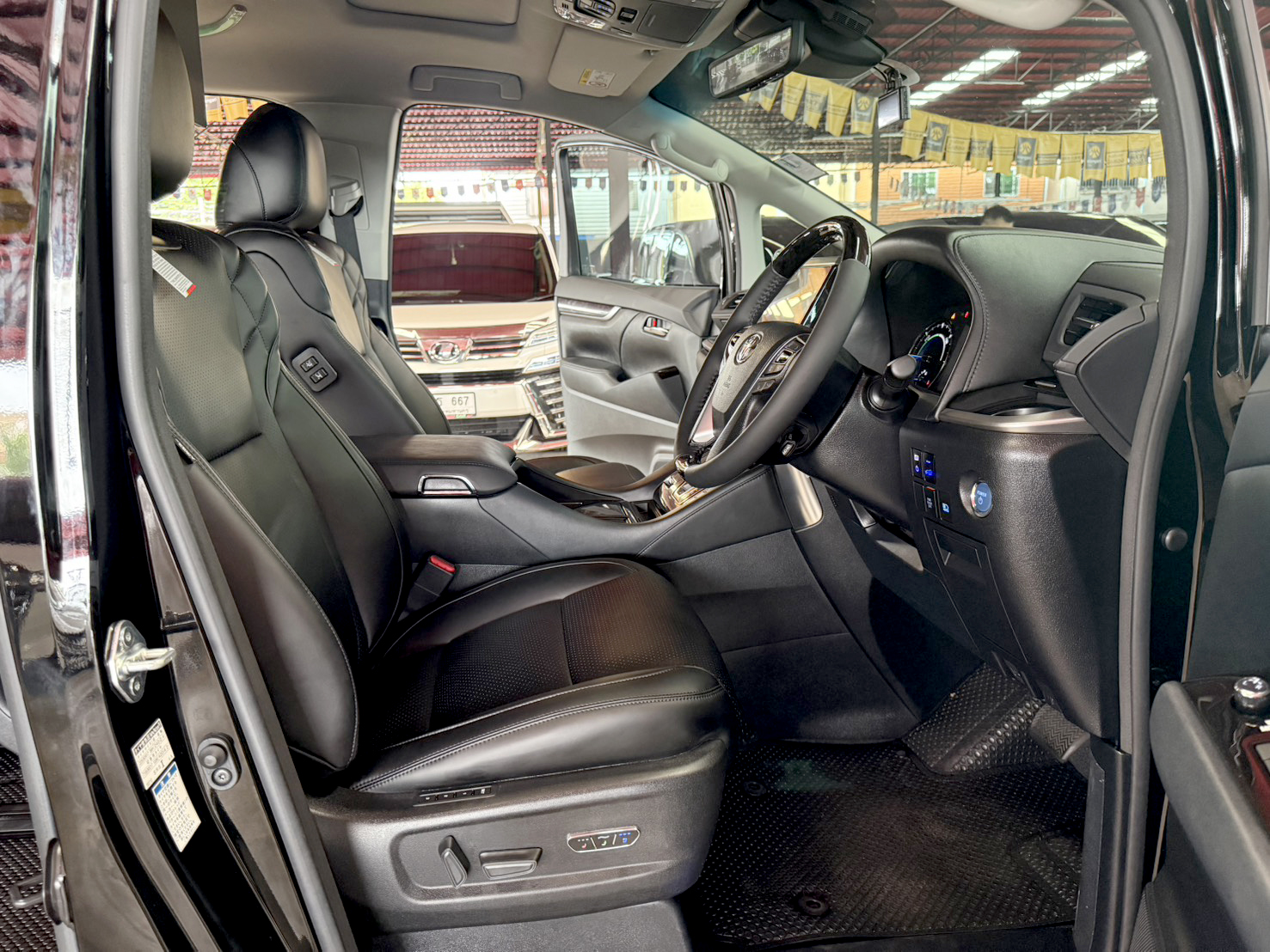 TOYOTA ALPHARD 2.5 HYBRID E-FOUR 2022