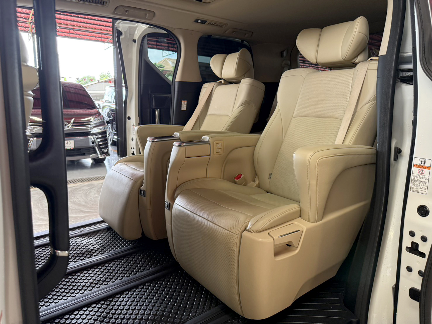 TOYOTA ALPHARD 2.5 HYBRID E-FOUR 2018