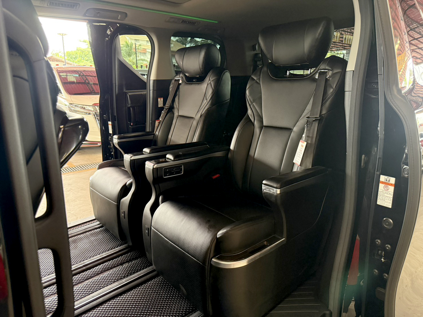 TOYOTA ALPHARD 2.5 HYBRID E-FOUR 2022