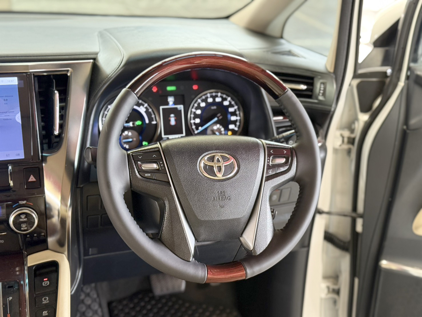 TOYOTA ALPHARD 2.5 HYBRID E-FOUR 2018