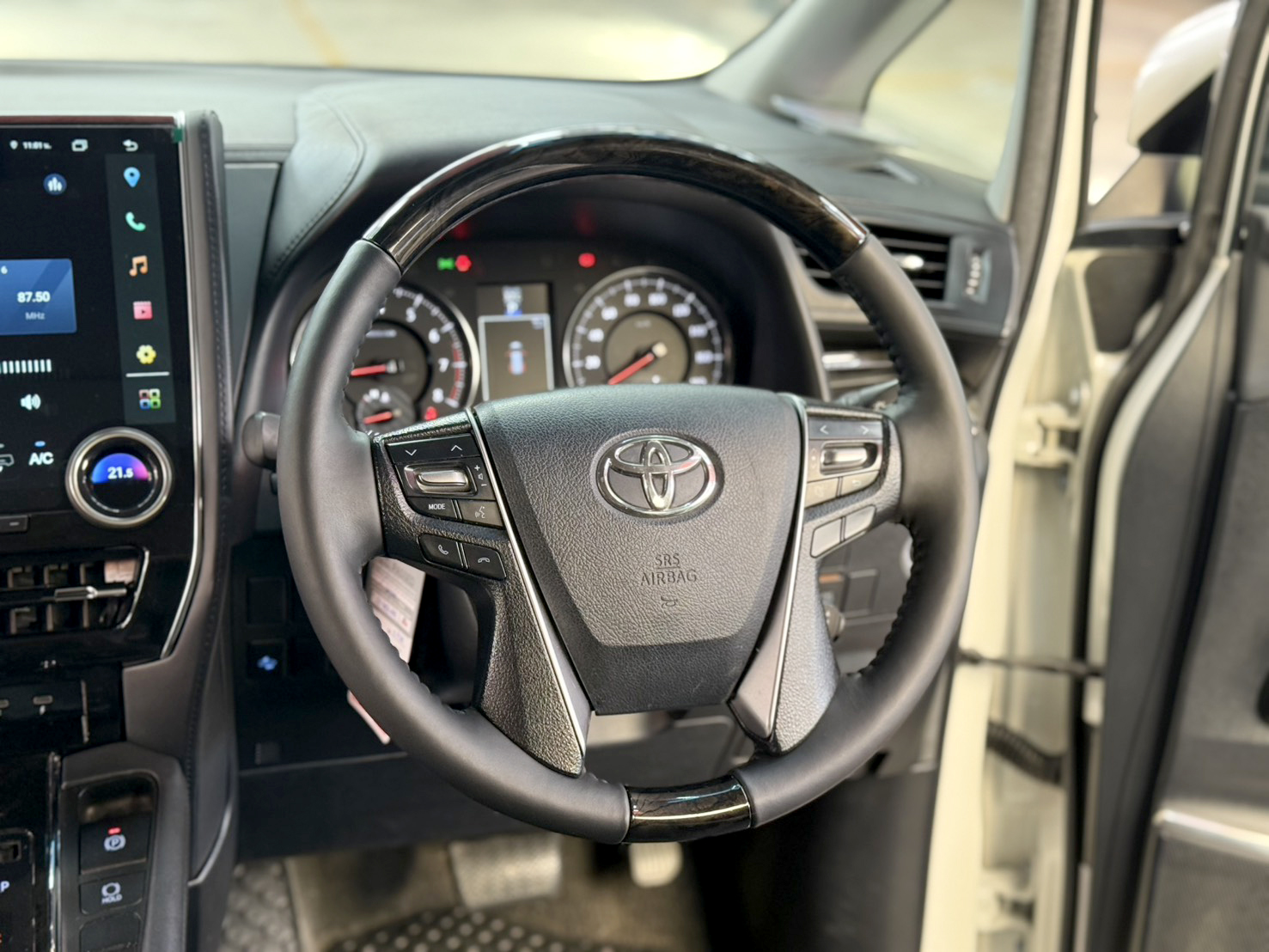 TOYOTA ALPHARD 2.5 SC PACKAGE 2017