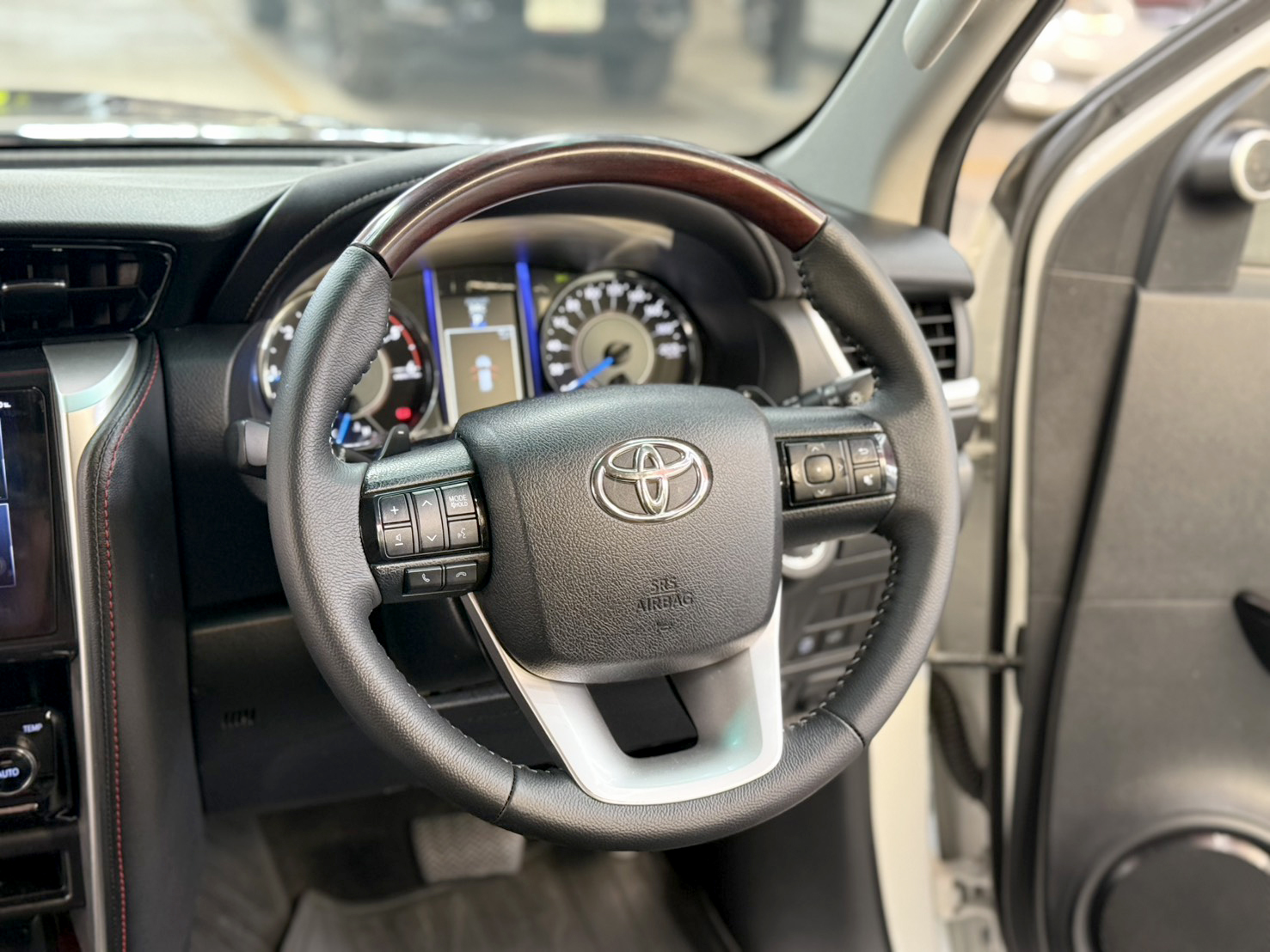 TOYOTA FORTUNER 2.4 V 2WD 2016