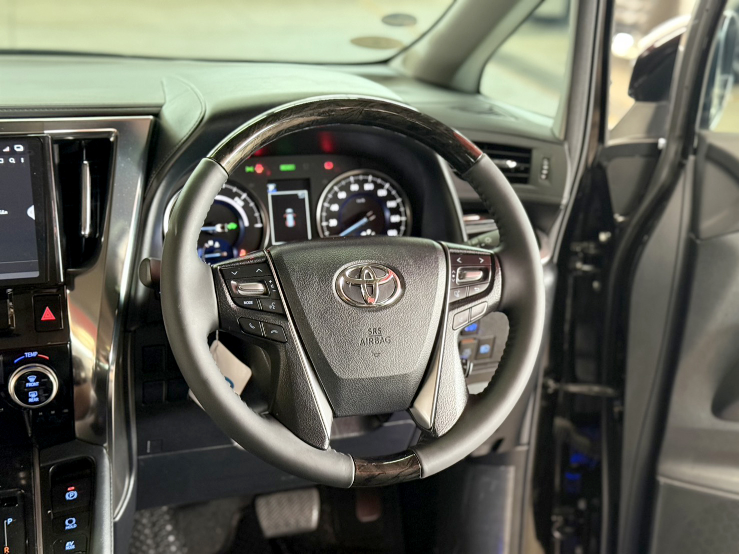 TOYOTA ALPHARD 2.5 HYBRID E-FOUR 2022