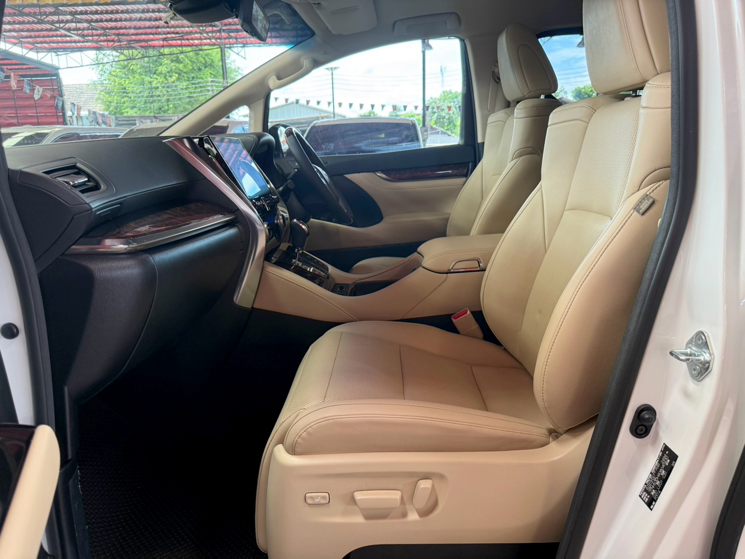 TOYOTA ALPHARD 2.5 HYBRID E-FOUR 2021