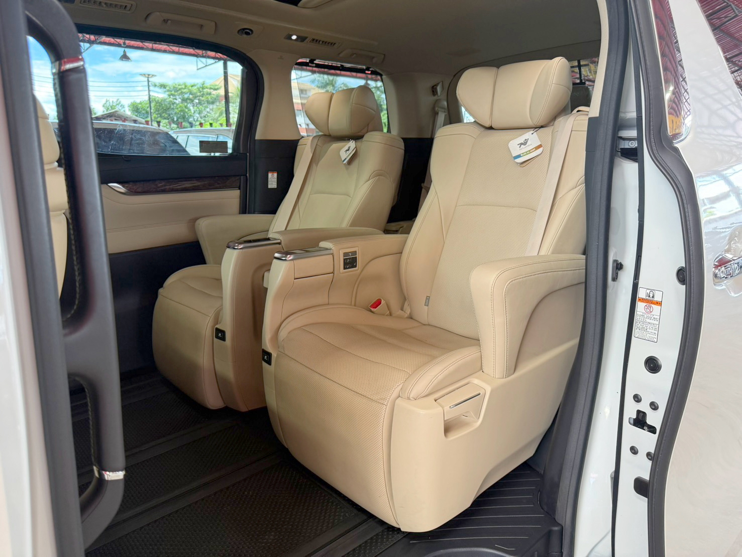 TOYOTA ALPHARD 2.5 HYBRID E-FOUR 2021